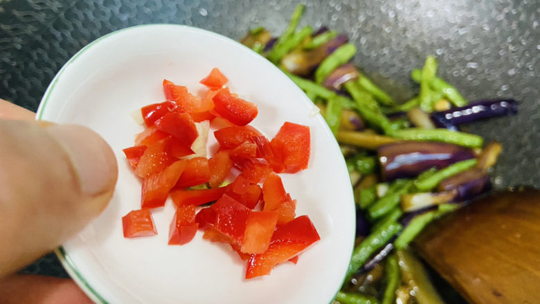 豇豆烧茄子,放入红椒丁翻炒均匀