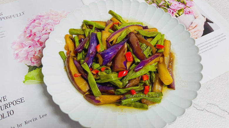 豇豆烧茄子,豇豆烧茄子美味家常菜!