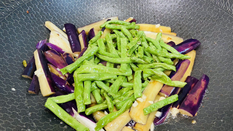 豇豆烧茄子,倒入豇豆翻炒一下