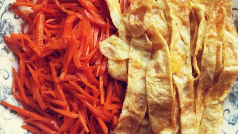 三文鱼寿司,鸡蛋煎成饼皮,切条+炒熟的<a style='color:red;display:inline-block;' href='/shicai/ 25'>胡萝卜</a>丝