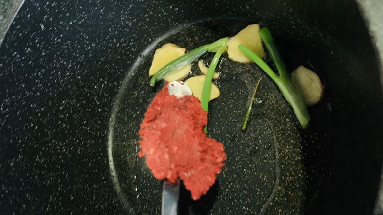 红烧泥鳅,加一勺酒糟,炒香;