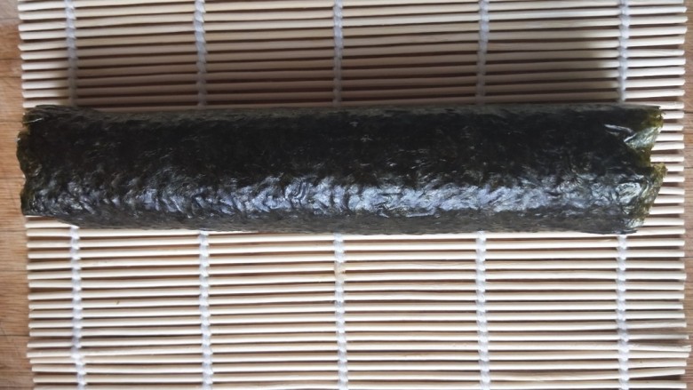 三文鱼寿司,用竹帘紧紧地卷起来