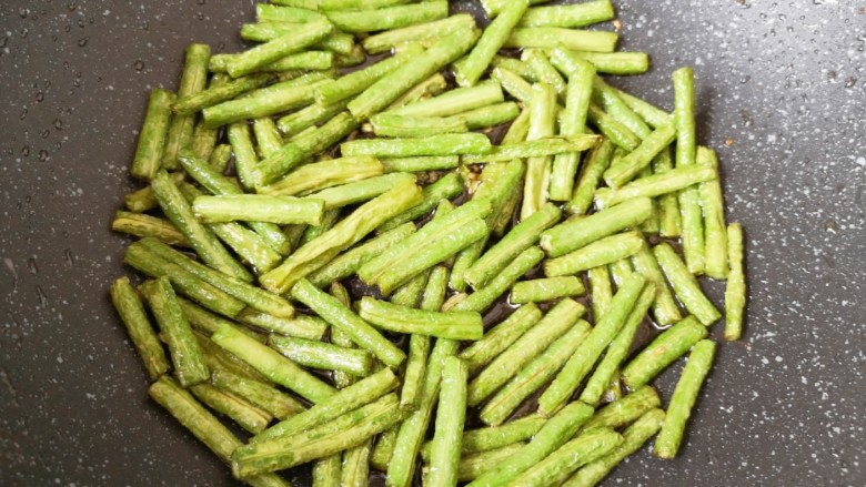 豇豆烧茄子,直至豇豆表面变皱,盛出备用。