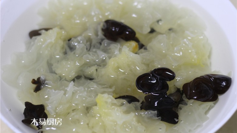 葱油拌双耳,将黑木耳和银耳一起捞出,过几遍冷水。