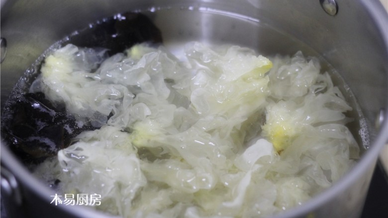 葱油拌双耳,将银耳下入锅中,继续焯水30秒。