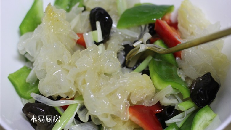 葱油拌双耳,将葱油和其他食材搅拌均匀,即可盛出装盘。