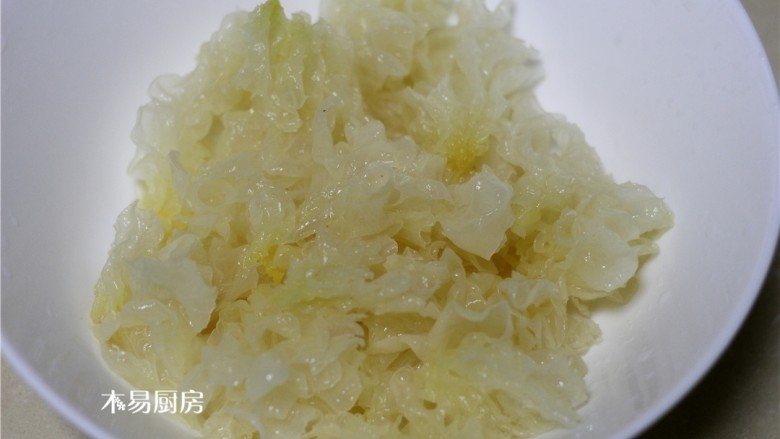 葱油拌双耳,将泡发好的银耳和木耳,择洗干净并撕成小朵,备用。
