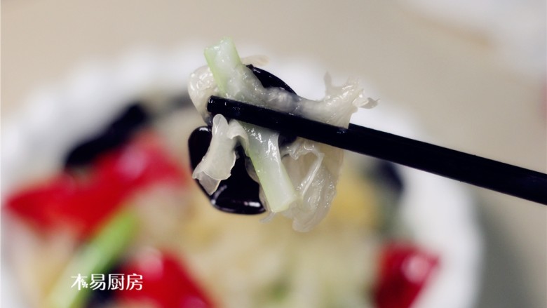葱油拌双耳,这道菜咸香清爽,口感清脆,很适合夏天食用。