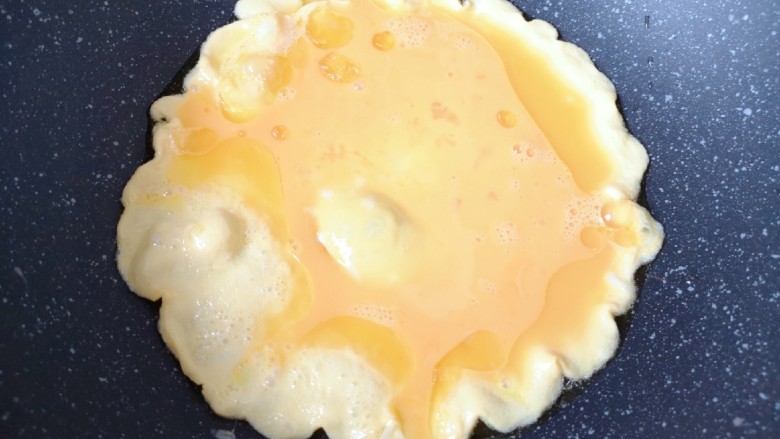杏鲍菇炒鸡蛋,炒锅内倒适量的食用油烧热,倒入蛋液。