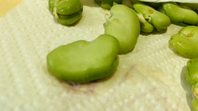 油炸蚕豆,吸干水分;
