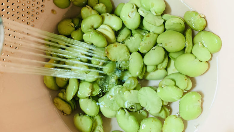 油炸蚕豆,冲洗干净;
