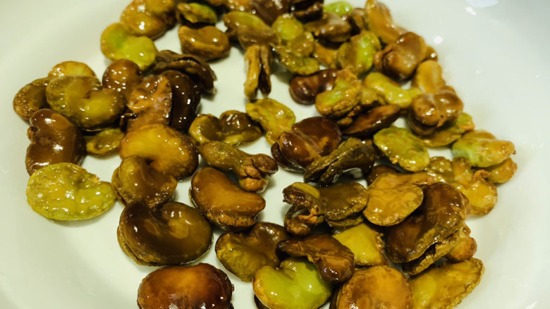 油炸蚕豆,装入盘子;