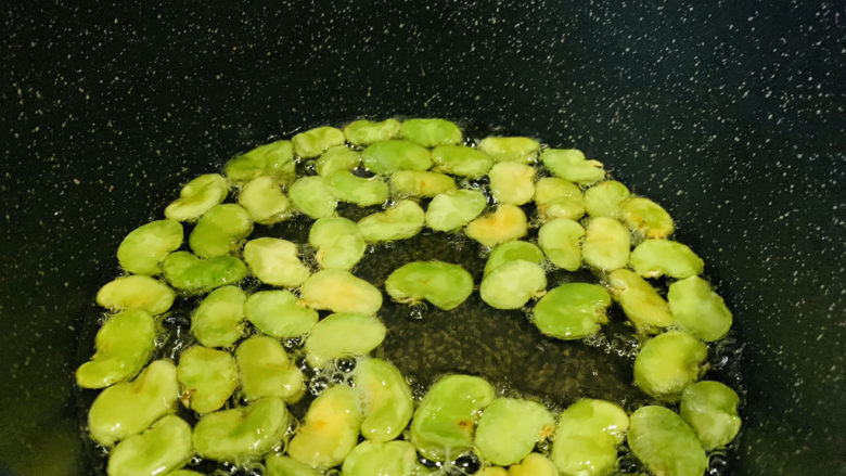 油炸蚕豆,继续炸;