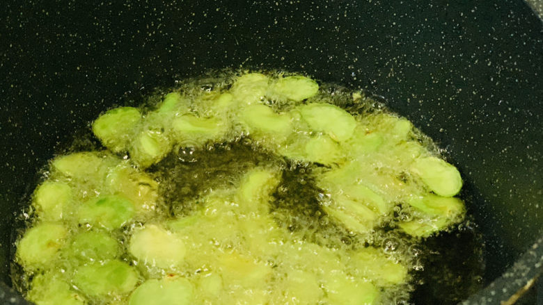 油炸蚕豆,过一会,打开锅盖;
