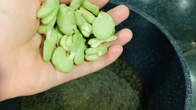 油炸蚕豆,加入蚕豆;