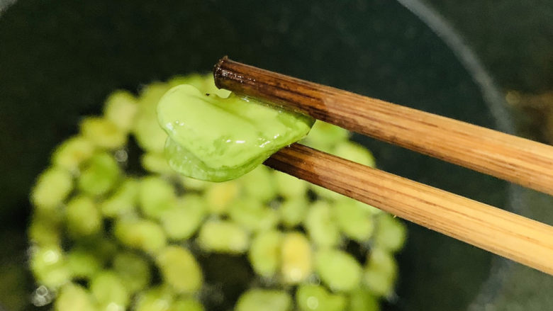 油炸蚕豆,炸5分钟后,颜色会的绿些;