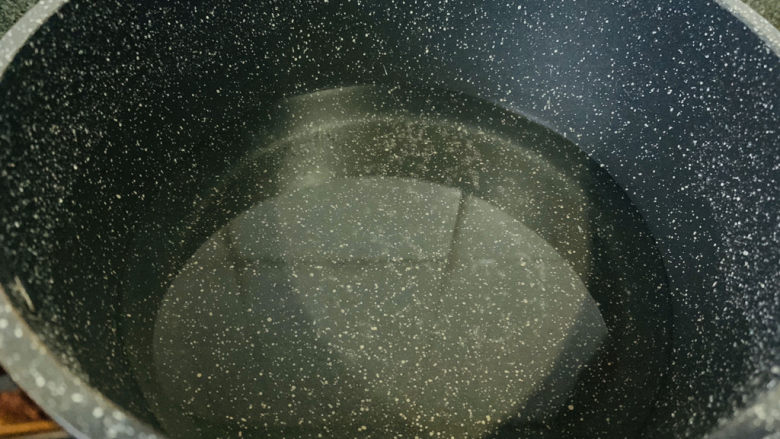 油炸蚕豆,锅里加适量油;