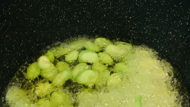 油炸蚕豆,转中小火;