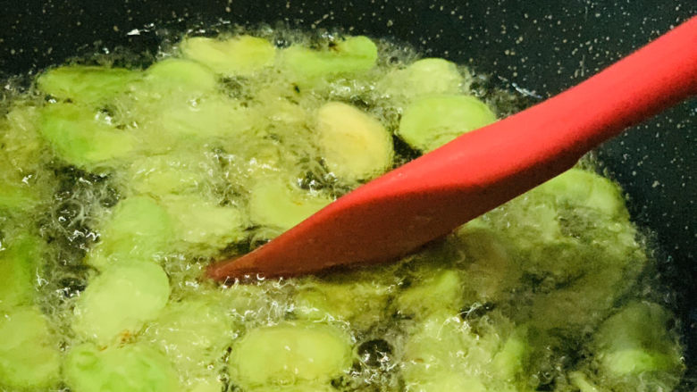油炸蚕豆,搅拌;