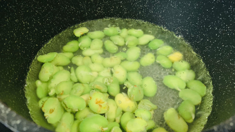 五香蚕豆,倒入蚕豆;