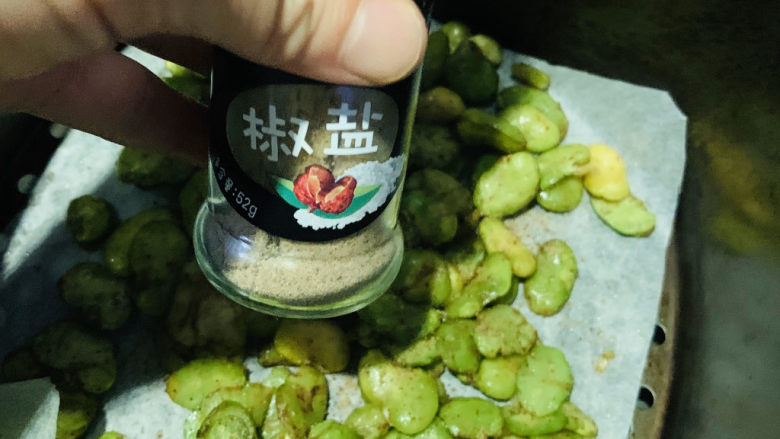 五香蚕豆,加入<a style='color:red;display:inline-block;' href='/shicai/ 704'>椒盐</a>;