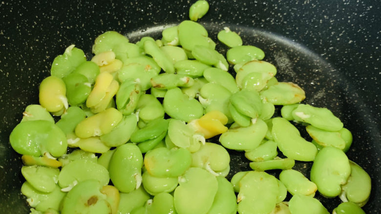 五香蚕豆,倒入蚕豆;