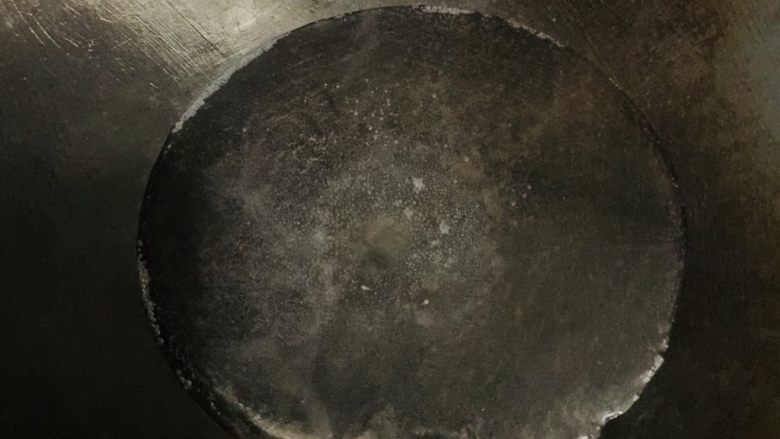 排骨海带汤,倒入少许水,淹没排骨肉就可以。