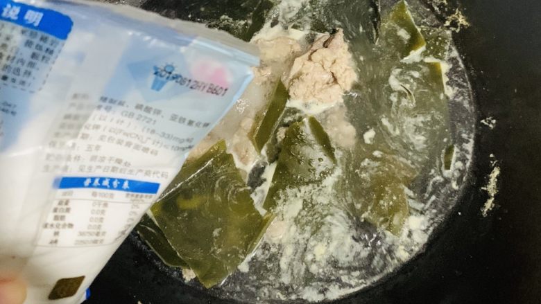 排骨海带汤,时间到加入食盐。