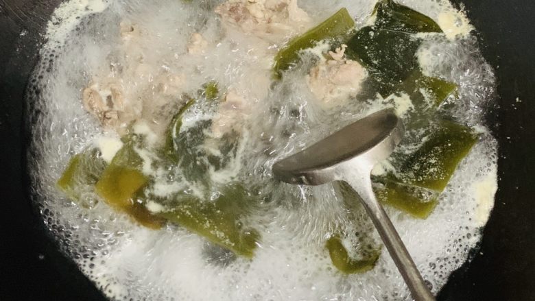 排骨海带汤,水开后加入海带,盖盖子中火继续煮15分钟。
