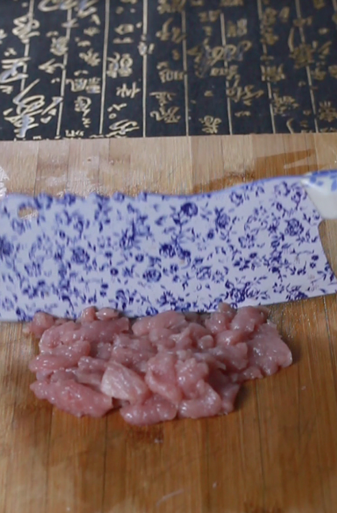 棋子烧饼最好吃的做法,把肉剁成肉粒