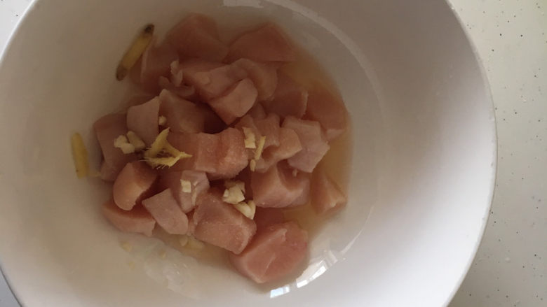 洋葱炒肉,放入适量盐、料酒、切好姜蒜(不要全放,留一点炒菜的时候爆香)腌10分钟左右