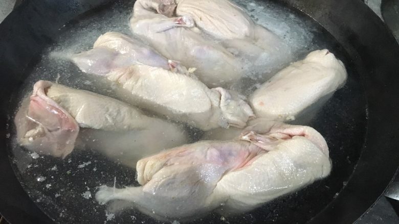 养生本草鸭,锅中倒入少许料酒,小火煮去血汁