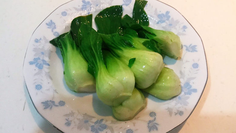 鲍鱼捞饭,烫5秒左右立即捞出来,用冷水过凉,沥干水份备用