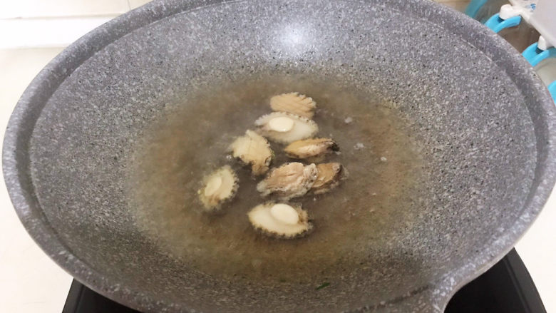 鲍鱼捞饭,水开后加入鲍鱼焯水1分钟