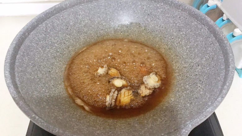 鲍鱼捞饭,加入焯好的鲍鱼,烧开即可