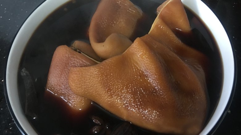 凉拌猪耳朵,猪耳朵在汤汁中浸泡4个小时,更佳的入味上色