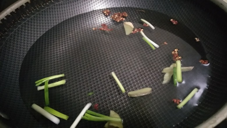 猪肚鸡,锅里坐水,加料