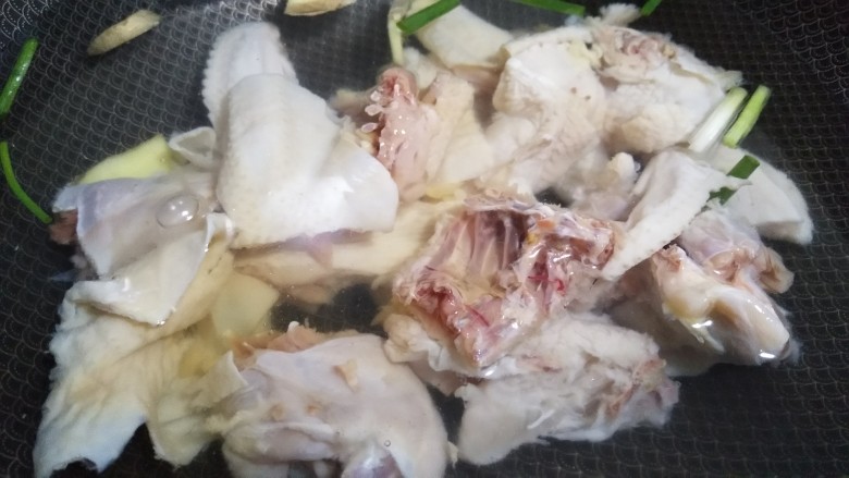 猪肚鸡,鸡块入凉水,加葱姜、料酒烧开