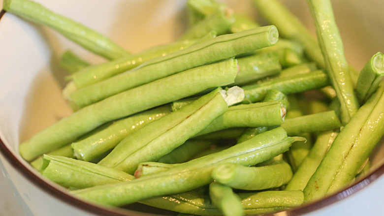 豇豆烧茄子,<a style='color:red;display:inline-block;' href='/shicai/ 3639'>豆角</a>处理干净,摘成7CM长的段;