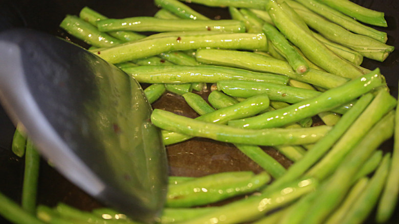 豇豆烧茄子,锅底留一点油，下豆角炒软；