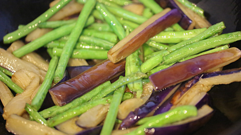 豇豆烧茄子,加入茄子同炒；