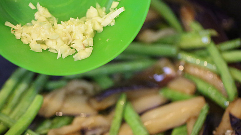 豇豆烧茄子,加入蒜蓉;