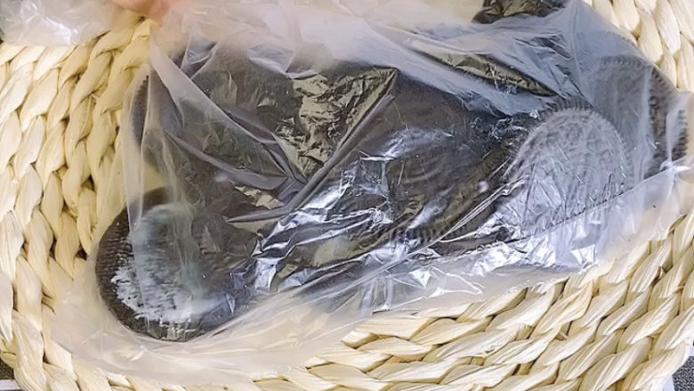 芒果慕斯蛋糕,用保鲜袋装起来,用擀面杖敲碎