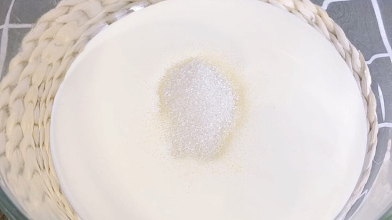 芒果慕斯蛋糕,150克奶油,加30克砂糖