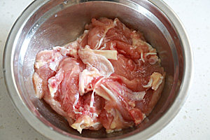 照烧鸡胸肉,<a style='color:red;display:inline-block;' href='/shicai/ 101'>鸡胸肉</a>处理干净,加盐腌30分钟;