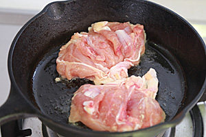 照烧鸡胸肉,起油锅把鸡胸肉先放进去煎;