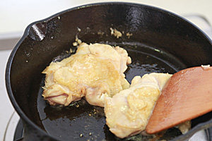 照烧鸡胸肉,煎至微黄时翻另一面继续煎,同时用锅铲压一压挤出水分;