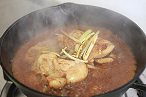 照烧鸡胸肉,几分钟后转大火收汁,别完全收干留一点,趁热把鸡扒切成块码在饭面,淋上锅里留下的酱汁,撒上海苔丝和芝麻上桌。