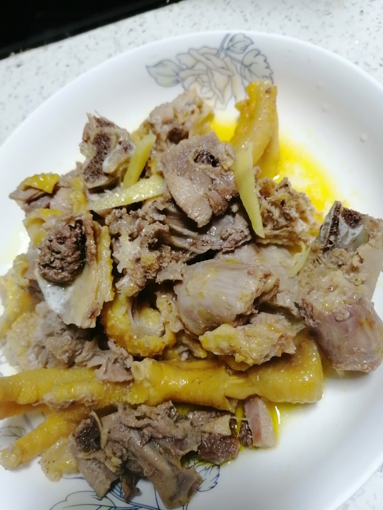 杏鲍菇烧鸡块,<a style='color:red;display:inline-block;' href='/shicai/ 94'>鸡肉</a>洗干净切好,加姜丝放高压锅压8分钟左右,盛出备用