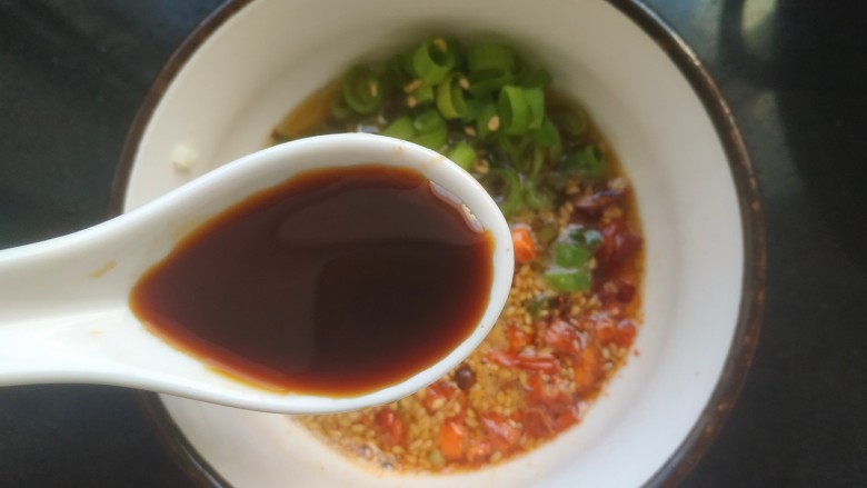 手撕鸡胸肉,在小碗中加入3勺<a style='color:red;display:inline-block;' href='/shicai/ 788'>生抽</a>